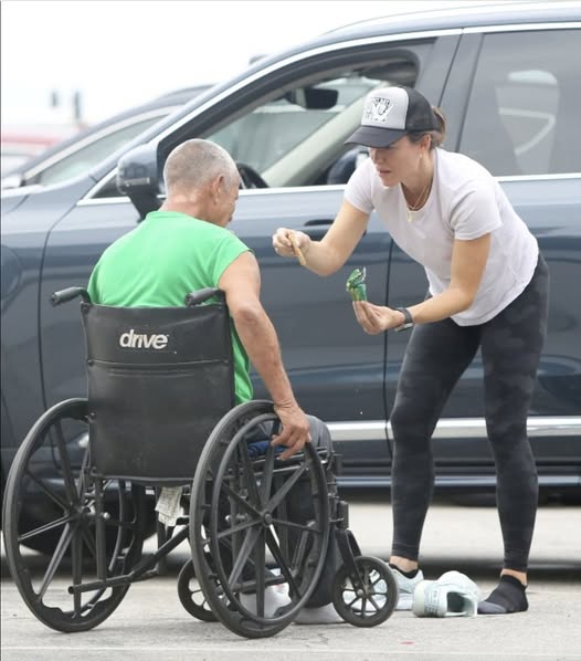 Jennifer Garner actions towards wheelchair-bound homeless man