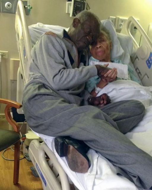 THIS PHOTO SHOWED US THE KIND OF LOVE THAT DOESN’T QUIT—EVEN IN A HOSPITAL BED AT MIDNIGHT