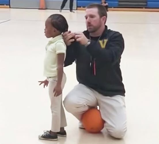 Coach captures internet’s attention with surprising move at youth basketball game