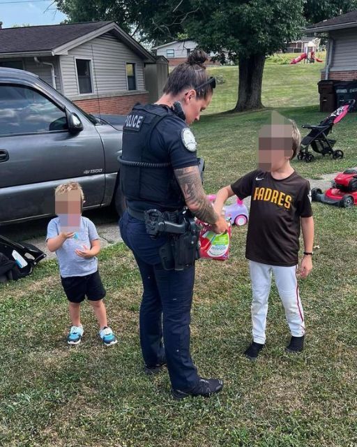 THE POLICE OFFICER STOPPED TO CHECK ON MY KIDS—WHAT SHE DID NEXT LEFT ME SPEECHLESS