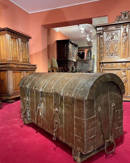 I WENT TO A MUSEUM WITH MY FAMILY—AND WE FOUND GREAT-GRANDPA’S OLD CHEST JUST SITTING THERE